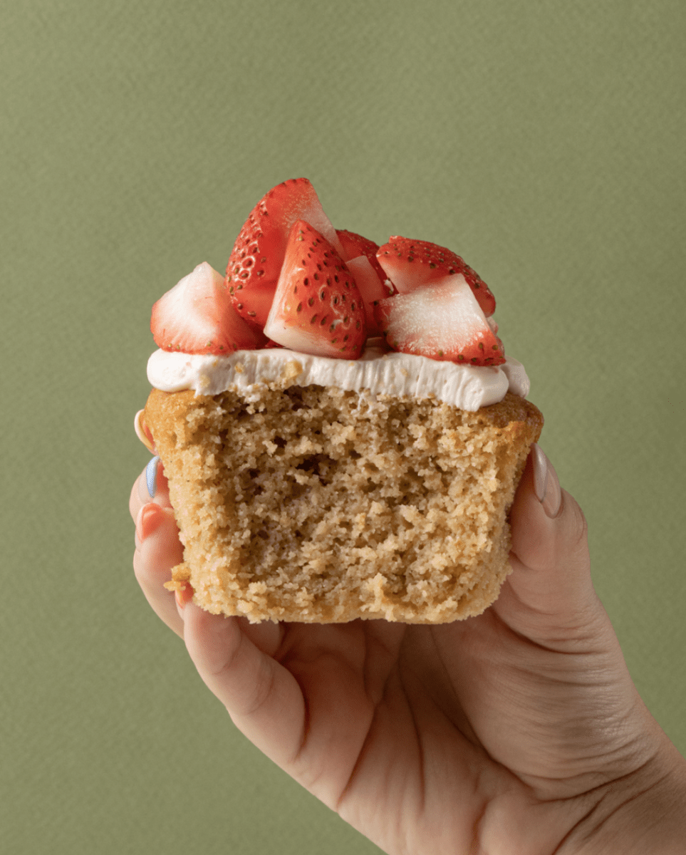 Muffin Fresas con Crema Keto - La Divinata, El mejor pastel de Monterrey ahora también en México